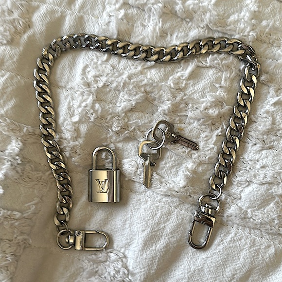 Lv necklace padlock and 2 keys - Picture 1 of 2